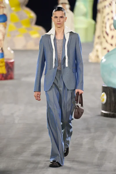 Look 17